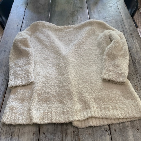 Lightweight and snuggly umgee USA sweater with two pockets & one snap - Picture 5 of 5